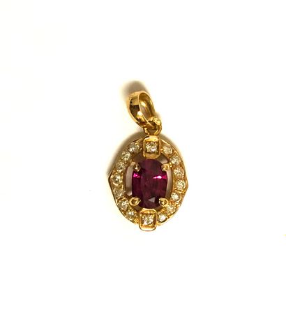 null Pendant in 18K yellow gold (750 thousandths) set with an oval-cut ruby, in an...