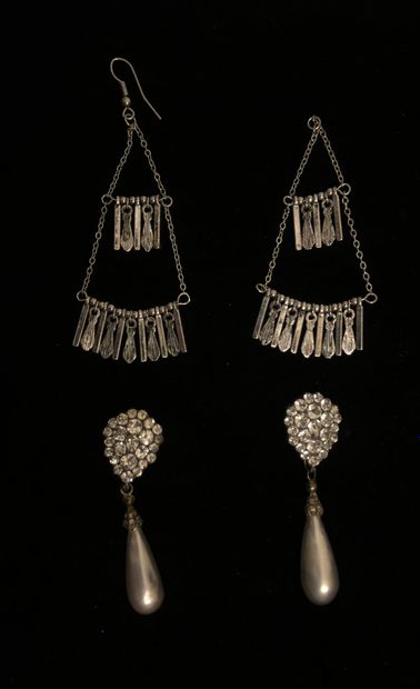 null Pair of EARRINGS forming bangs on two rows. (missing a fastener). A pair of...