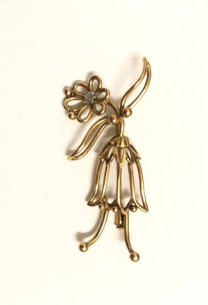 null Brooch in openwork yellow gold (750 thousandths) representing a floral dancer...