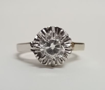 null Solitaire in platinum and 18K (750 thousandths) white gold set with a brilliant-cut...