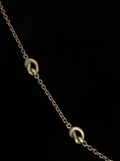 null SAUTOIR in silver with a knot. Length: 40 cm.