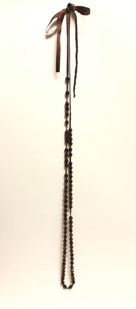 null Long SAUTOIR of fancy pearls and ribbon. Length: 80 cm.
