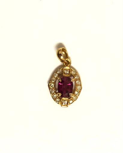null Pendant in 18K yellow gold (750 thousandths) set with an oval-cut ruby, in an...