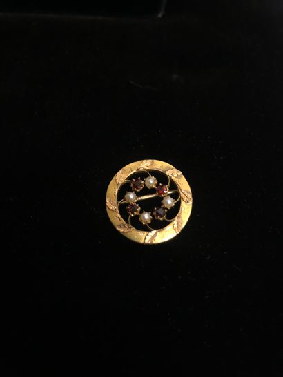 Round brooch, in yellow gold (750 thousandths)....