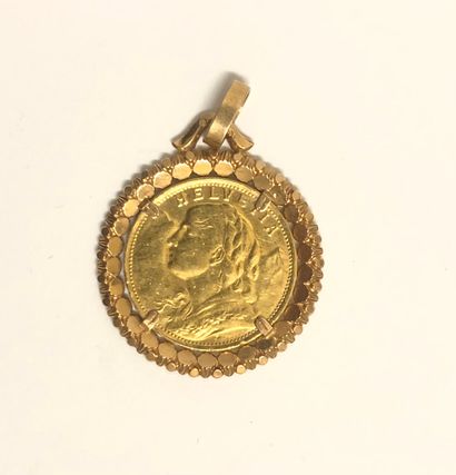 null Pendant in yellow gold 18K (750 thousandths) holding a sovereign of 20 FF dated...