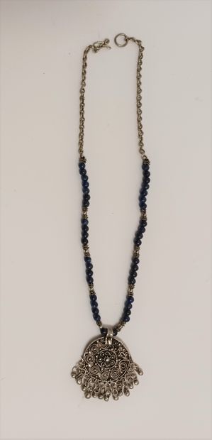 null NECKLACE made of lapis--lazuli beads holding a chiseled pendant. Length: 40...