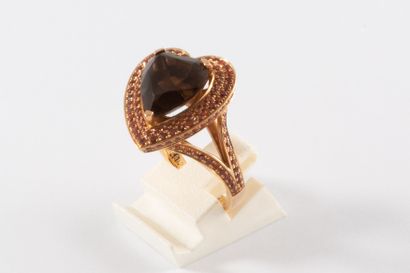 null Mauboussin. Heart ring in yellow gold 18K (750 thousandths) centered of a smoked...