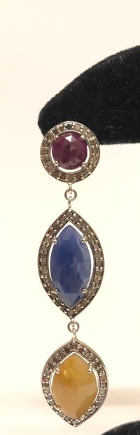 null Pair of silver earrings (925 thousandths) each composed of a ruby, sapphire...
