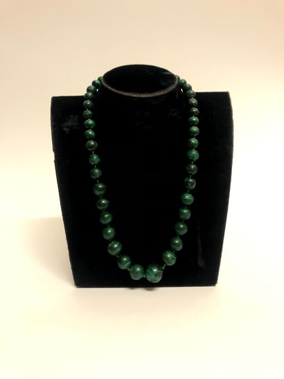 null COLLIER en malachite, boules en chute alternées par des perles teintées vert....