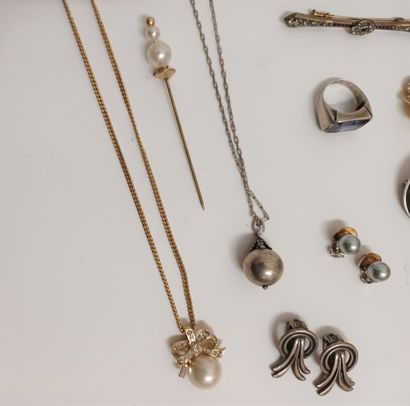 null Set of costume jewelry including ear CLIPS, brooches, ...