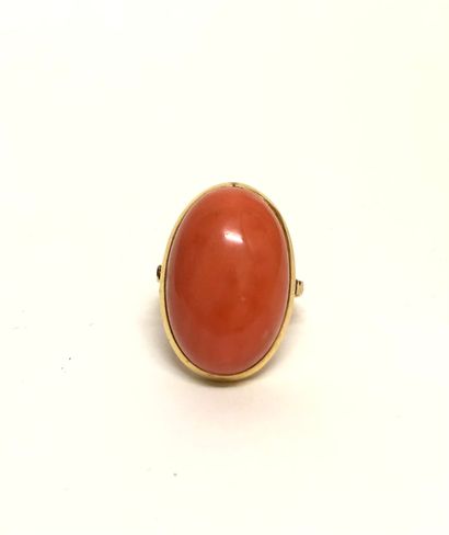 null Yellow gold ring 18K (750 thousandths) set with a large oval coral, cabochon....