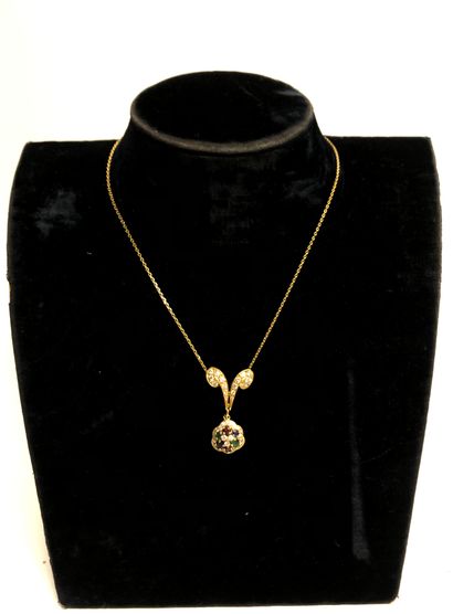 null Collier en or jaune 18K (750 millièmes) aux motifs en enroulement pavé de diamants...