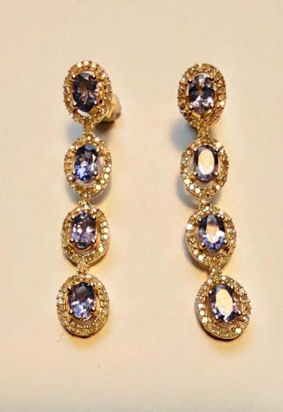 null Pair of articulated earrings, in vermeil (925 thousandths) holding four motives,...