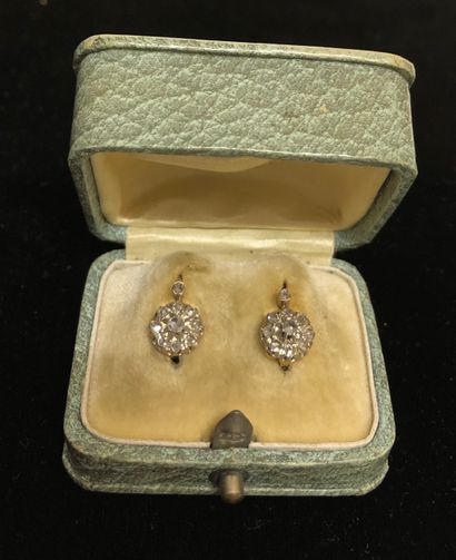 null Pair of 18K (750 thousandths) white and yellow gold sleepers with a floral motif...