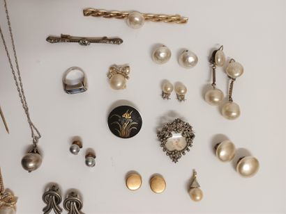 null Set of costume jewelry including ear CLIPS, brooches, ...