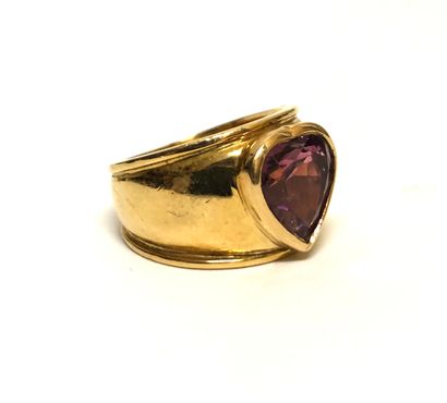 null Yellow gold ring 18K (750 thousandths) set with a heart-shaped amethyst. TDD...