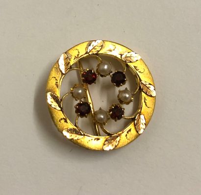 null Round brooch, in yellow gold (750 thousandths). It is chiseled of a leafy motive,...