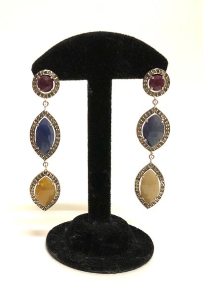 null Pair of silver earrings (925 thousandths) each composed of a ruby, sapphire...