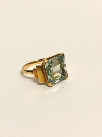 null 
Gold ring, with a square faceted aquamarine with tiered motifs.




Weight:...