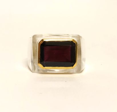 null Rock crystal ring centered with a garnet of about 8 ct. TDD : 53. PB : 12,18...