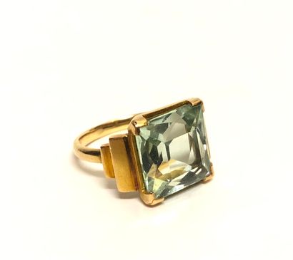 null 
Gold ring, with a square faceted aquamarine with tiered motifs.




Weight:...