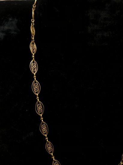 null Necklace in 18K yellow gold (750 thousandths) with filigree links. P : 10,53...