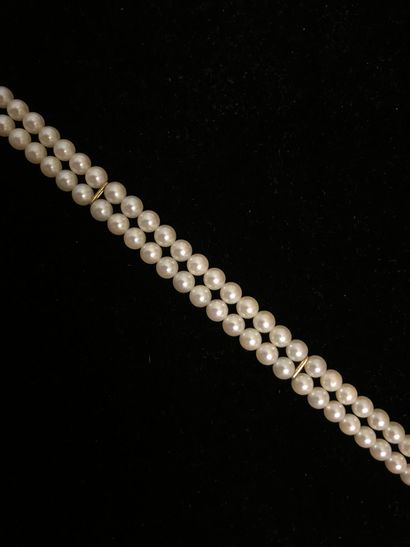 null Bracelet double rows of cultured pearls in choker about 5.4 mm in diameter....
