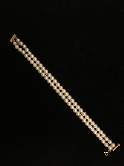 null Bracelet double rows of cultured pearls in choker about 5.4 mm in diameter....