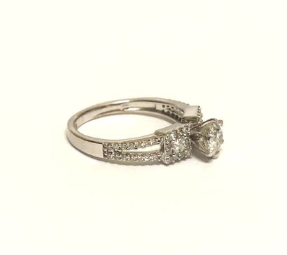 null Bague en alliage d'or gris 14K (585 millièmes) centrée d'un diamant taillé en...