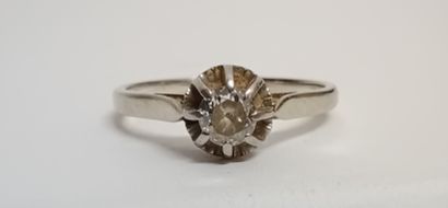 null Solitaire en or gris 18K (750 millièmes) serti griffe d'un diamant taillé à...