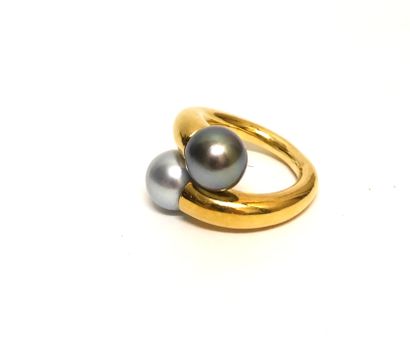 null Bague « toi et moi » en or jaune 18K (750 millièmes) sertie de deux perles de...