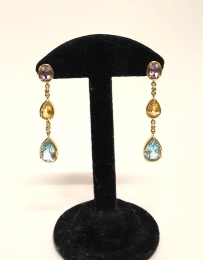 null Pair of vermeil earrings (925 thousandths) each composed of a line comprising...