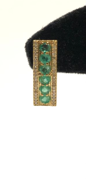 null Pair of earrings in gold alloy 9K (385 thousandths) set with a line of emeralds...