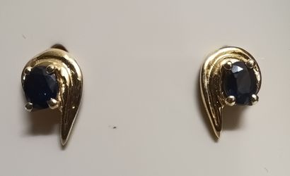 null Pair of EARRINGS with oval sapphires - gold 0,58 g