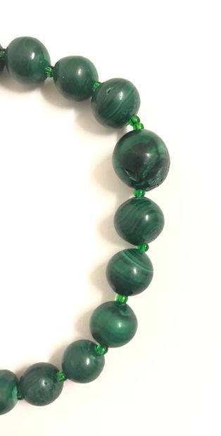 null COLLIER en malachite, boules en chute alternées par des perles teintées vert....