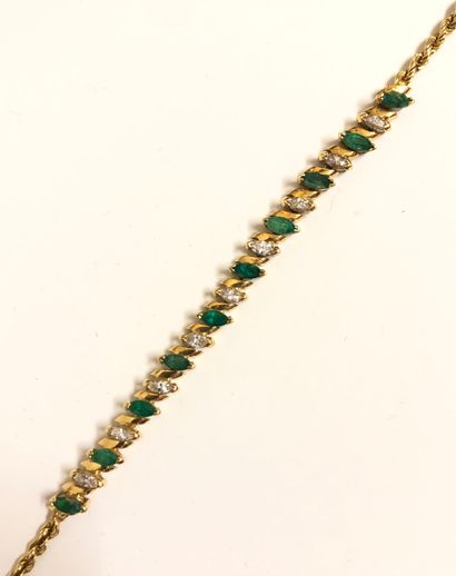 null Flexible bracelet, out of yellow gold 18K (750 thousandths) alternating emeralds...