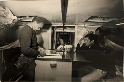 ÉRIC TABARLY Le navigateur à bord de son bateau, 1968. Photographie de Jean-Pierre...