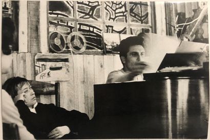 GILBERT BÉCAUD Le chanteur et sa femme, ca. 1960. Photographie de Roger Coral. Tirage...