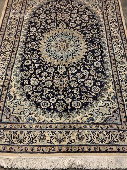 null TAPIS Nain (Perse) centre d’Iran, trame et chaine en coton, velours en laine,...