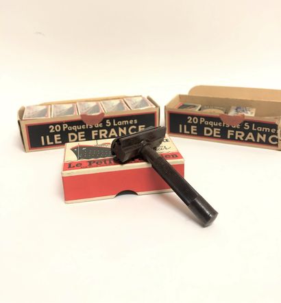 null LOT including 1 razor of the liner "Ile de France" offered by the Petit Parisien...