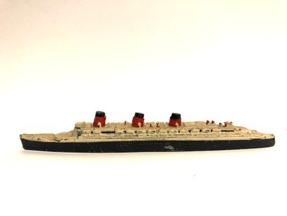 null MECCANO DINKY TOYS. LOT including 3 painted metal MAQUETTES of the liners "Normandie",...