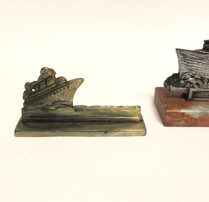 null 2 PAPER PRESSES in metal decorated with profiles of liners. Length : 10 and...