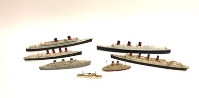 null LOT including 7 painted metal MAQUETTES of the liners "Queen Mary", "Queen Elizabeth",...