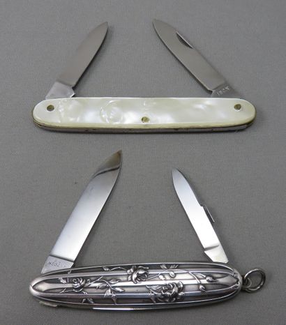 null Set of 2 pocketknives 

 one in Art Nouveau silver at 800°/00 with foliate flowers,...