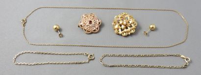 Lot in gold 750°/00 composed of 
 2 brooches,...