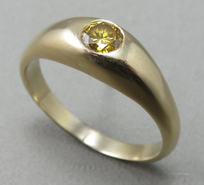 null Bague Jonc

 en or à 750°/00 , ornée d'un diamant taille brillant de couleur...