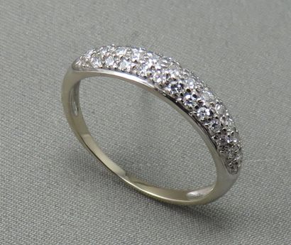 null Demi-Alliance Diamants

 en or gris à 750°/00, pavée au centre de diamants taille...