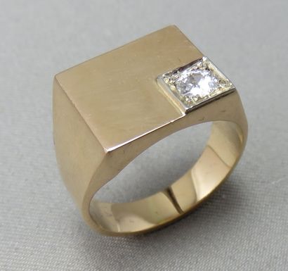 Chevalière ring in gold 750°/00 
 square...
