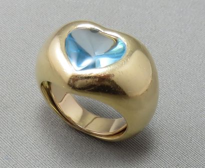 null Bombé Band Ring 

 in gold 750°/00 in the shape of a heart, set with an aquamarine...