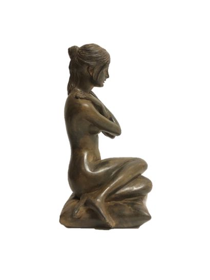 null Pierre CHENET (XX-XXI eme). Seated woman with arms crossed on her chest, bronze...
